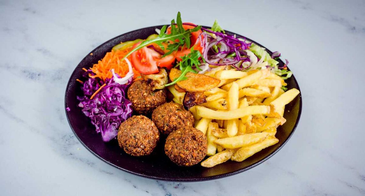 Falafel uz šķīvja